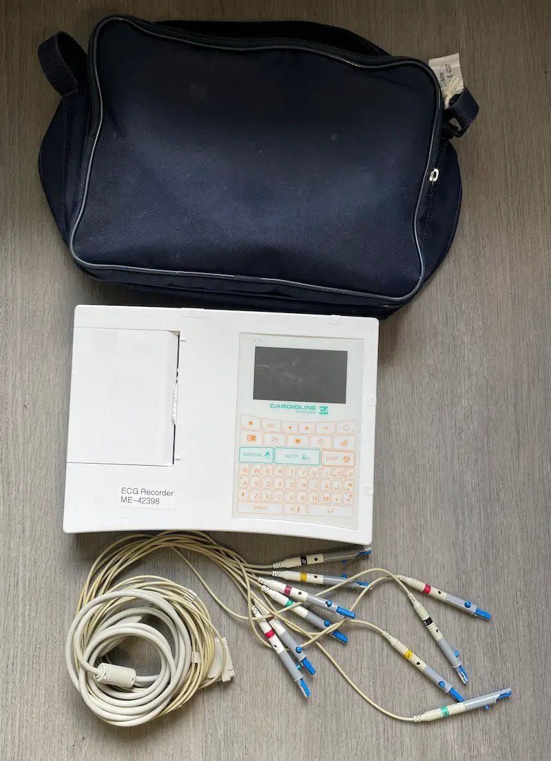 cardioline-ar1200view-enregistreur-ecg-compact-sacoche.jpg