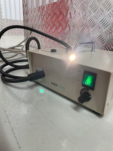 SAPI MED B 0350 – Source de Lumière Froide pour Applications Médicales et Chirurgicales - SelfiMed EUSAPI MED B 0350 – Source de Lumière Froide pour Applications Médicales et Chirurgicales